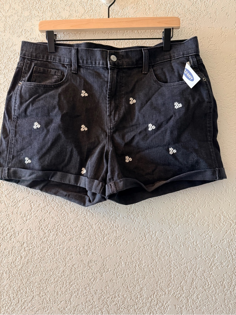 OLD NAVY Womens Boyfriend Mid Rise Black Floral Embroidery Vacation Shorts Sz 14